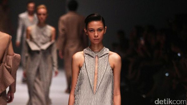 Foto: Koleksi Sapto Djojokartiko di Jakarta Fashion Week 2017