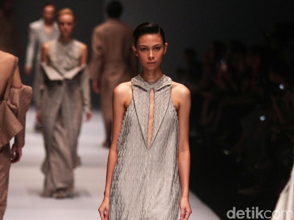 Foto: Koleksi Sapto Djojokartiko di Jakarta Fashion Week 2017