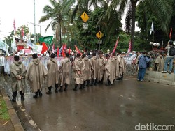 Meski Diguyur Hujan, Massa Sidang Ahok Tetap Orasi di Depan Gedung