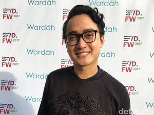 Pertamakalinya, Barli Asmara Rilis Busana Couture yang Polos