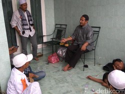 Massa LPI Datangi Rumah Firza Husein