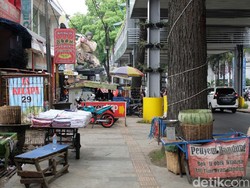 PKL Cihampelas Masih Berjualan di Trotoar Belum Pindah ke Skywalk