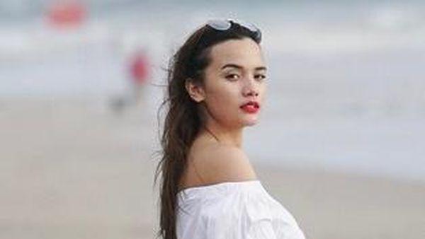 Pesona Damita Argoebie, si SPG Berisik