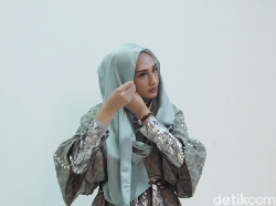 Hijabers, Please Jangan Gigit Jarum Pentul Kalau Tak Mau Alami Hal Ini
