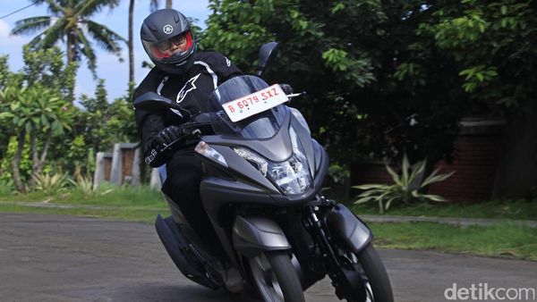 Meliuk-liuk dengan Yamaha Tricity