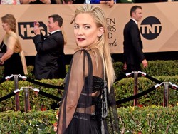 5 Selebriti Pakai Barang Harga Terjangkau di Karpet Merah