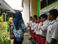 Siswa SD 1 Sidokumpul Belajar Buat Sirop dan Tanam Markisa