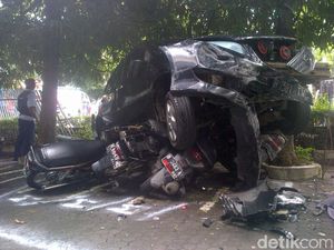 Lapak Bakso Diseruduk Mobil di Semarang, 1 Orang Tewas