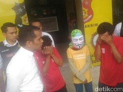 Suami ini Paksa Istrinya Melayani Tiga Pria Sekaligus