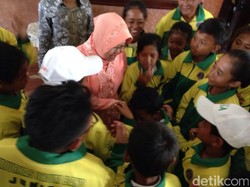 Lepas Kontingen Drumband, Risma Minta Jaga Nama Surabaya