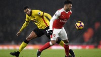 Alex Oxlade-Chamberlain berusaha melewati Etienne Capoue. Tony OBrien/Reuters/detikFoto.