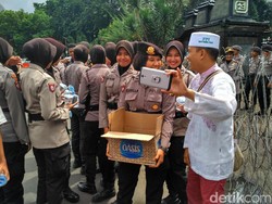 Saat Massa FPI Asyik Foto dengan Polwan Berhijab di Mapolda Metro