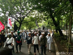 Habib Rizieq Diperiksa, Massa Mulai Bergerak ke Polda Metro