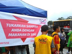 Melihat Aksi AQL Peduli di Demo FPI, Sampah Ditukar dengan Makanan