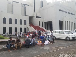 Jelang Pemeriksaan Rizieq, Begini Suasana Massa di Masjid Al-Azhar