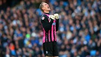 Chris Kirkland sedang tak punya klub setelah meninggalkan Bury bulan Agustus lalu. Padahal baru dua bulan sebelumnya kiper 35 tahun itu bergabung dengan Bury (Alex Livesey/Getty Images).