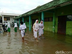 Lamongan Dilanda Banjir, Para Pelajar Tidak Diliburkan