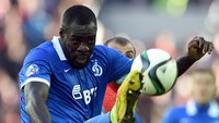 Yang butuh bek bisa melirik Christopher Samba yang pernah merumput di Prancis, Jerman, Inggris, Rusia, dan Yunani. Januari ini pemain 30 tahun itu berpisah dengan Panathinaikos lewat kesepakatan bersama (Epsilon/Getty Images).
