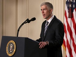 Trump Calonkan Neil Gorsuch sebagai Hakim Mahkamah Agung AS