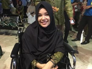 Foto: Dewi Sandra Berjilbab Syari dan Pakai Kursi Roda Sebelum Umrah
