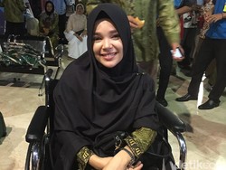 Foto: Dewi Sandra Berjilbab Syari dan Pakai Kursi Roda Sebelum Umrah