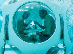 Serunya Makan di Restoran Bawah Air Dilayani Penyelam