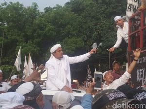 Keluar dari Polda Metro, Habib Rizieq Disambut Salawat Massa FPI