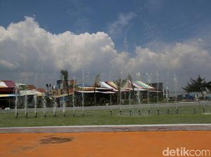 Pembangunan Taman Sentra Ikan Bulak Selesai 90 Persen