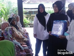 Bantuan Anak-anak Korban Banjir di Pasuruan Disalurkan