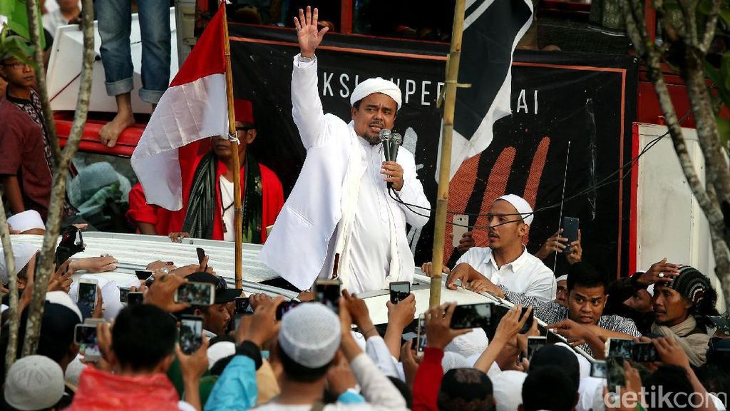 Habib Rizieq Temui Massa di Depan Polda Metro Habib Rizieq Temui Massa di Depan Polda Metro