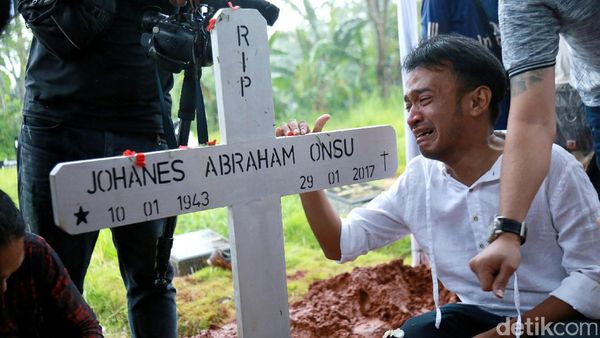 Ruben Onsu Lepas Sang Ayah dengan Hujan dan Derai Air Mata