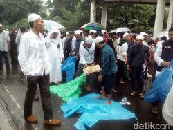 Massa Pro Rizieq Salat Zuhur Berjemaah di Depan Polda Metro