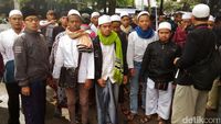 Massa FPI Mulai Berkumpul di Masjid Al-Azhar