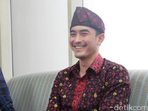 Foto: Tampannya Zumi Zola Pakai Batik Jambi