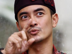 Pilih Gaya Busana untuk Dinas, Zumi Zola Pasrah pada Istri