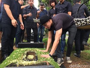 Jelang Syuting, Vino G Bastian Nyekar ke Makam Chrisye
