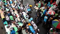 Bersajadah Jas Hujan, Massa Pro Rizieq Salat di Depan Mapolda