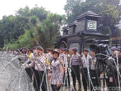 Massa Pro Habib Rizieq Berdatangan, Akses Depan Mapolda Ditutup