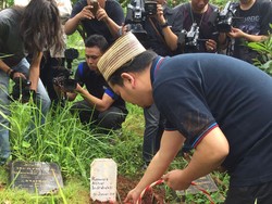 Istri Indra Bekti Tak Bisa Lihat Pemakaman Anak Ketiganya