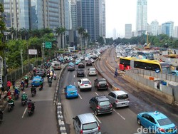 Jelang Pemeriksaan Habib Rizieq dkk, Lalin Depan Mapolda Padat