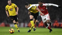 Alex Iwobi (kanan) berusaha merebut bola dari Craig Cathcart. Dalam pertandingan ini, pemain asal Nigeria itu berhasil memperkecil kedudukan menjadi 1-2 di menit ke-58. Tony OBrien/Reuters/detikFoto.