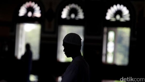 Suasana Salat Dhuha Massa Pro Rizieq di Masjid Al-Azhar