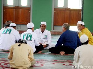 Sebelum Demo Facebook, Massa FPI akan Salat Jumat di Masjid Al-Azhar Sebelum Demo Facebook, Massa FPI akan Salat Jumat di Masjid Al-Azhar