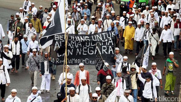 Massa FPI Bergerak ke Polda, Jalan Sudirman Macet