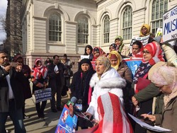 World Hijab Day, Wanita AS Pakai Hijab Gambar Bendera Amerika di New York