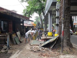 Disisir Satpol PP, PKL Cihampelas Bongkar Lapaknya Sendiri