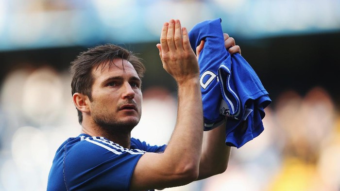 LONDON, ENGLAND - MAY 04:  Frank Lampard of Chelsea acknowledges the crowd following the Barclays Premier League match between Chelsea and Norwich City at Stamford Bridge on May 4, 2014 in London, England.  (Photo by Clive Rose/Getty Images)