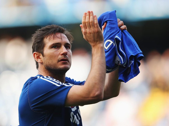 LONDON, ENGLAND - MAY 04:  Frank Lampard of Chelsea acknowledges the crowd following the Barclays Premier League match between Chelsea and Norwich City at Stamford Bridge on May 4, 2014 in London, England.  (Photo by Clive Rose/Getty Images)