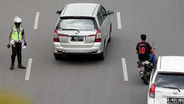 Razia Gabungan, Pemotor Nekat Terobos Petugas