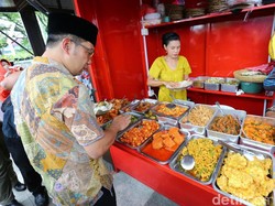 Momen Ridwan Kamil Makan Siang di PKL Skywalk Cihampelas